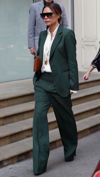 Victoria Beckham là sao Hollywood chịu khó mặc suit nhất, trong tủ đồ của vợ David Beckham có dàn suit đa dạng đủ kiểu dáng