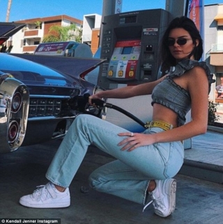 Kendall Jenner cũng không kém cạnh cô em, đôi khi cũng pose dáng cùng xe kể cả trong lúc đổ xăng