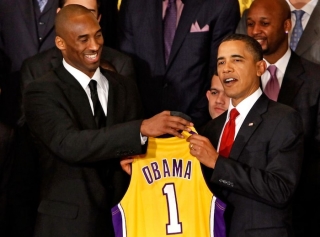 Tất nhiên Kobe Bryant sẽ không mặc đồng phục bóng rổ khi gặp nhân vật tầm cỡ như tổng thống.