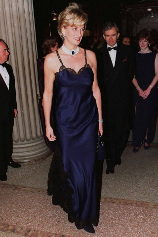 24 năm trước, Công nương Diana từng khiến cả thế giới phải sốc khi cả gan diện váy 2 dây sexy phá luật hoàng gia đến Met Gala - Ảnh 5.