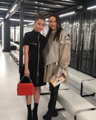 Sau đó, Hà Siêu Liên diện set váy đen ôm lạnh lùng tạo dáng bên nữ minh tinh Châu Á Thư Kỳ khi cô nàng là khách mời dự show Louis Vuitton thuộc Paris Fashion Week 2018