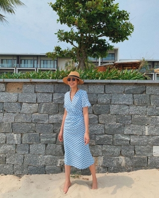 Trong một chuyến đi biển vào đầu tháng 4/2019 ngắn ngày, Hà Tăng diện dáng váy dài chấm bi giản dị mix cùng mũ cói và kính mát màu đen