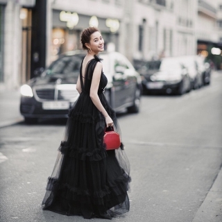 Xúng xính trong kiểu váy đen xếp tầng khi tham dự tiệc của hãng trang sức nổi tiếng thế giới Cartier