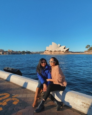 Kiểu áo len chất liệu lông màu hường này đã làm “nổi bật” hẳn cả tổng thể người đẹp khi chụp ảnh tại thành phố Sydney, Úc