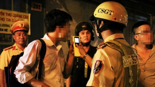 Dân nhậu Sài Gòn sợ CSGT bắt thổi nồng độ cồn: Xe ôm công nghệ nổ cuốc liên miên - ảnh 1