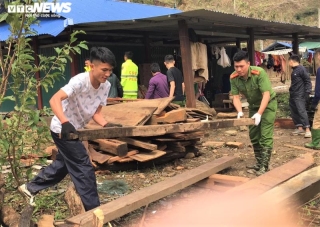 Ảnh: Công an vượt đồi giúp dân Sơn La sửa chữa hàng trăm ngôi nhà bị tốc mái - 4