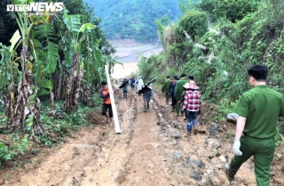 Ảnh: Công an vượt đồi giúp dân Sơn La sửa chữa hàng trăm ngôi nhà bị tốc mái - 10