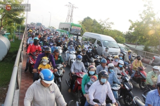 Người dân vội vã đi làm, học sinh cuối cấp quay trở lại trường học khiến đường Sài Gòn đông nghịt sau kỳ nghỉ lễ 30/4 - Ảnh 1.