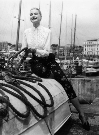 Không chỉ là một nữ diễn viên tài sắc vẹn toàn, Công nương Grace Kelly còn là biểu tượng thanh lịch của làng thời trang thế giới, hình ảnh của cô tại LHP Cannes 1955 trở thành những hình ảnh đắt giá