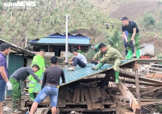 Ảnh: Công an vượt đồi giúp dân Sơn La sửa chữa hàng trăm ngôi nhà bị tốc mái - 16