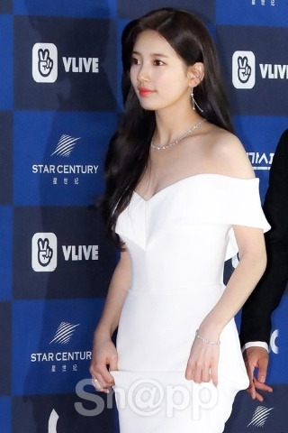 Suzy thu hút sự chú ý của người hâm mộ tại lễ trao giải Baeksang 2018 trong bộ váy ôm sát người màu trắng thanh tao trễ vai tôn vòng một