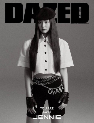 Jennie Black Pink từng gây sốt toàn cầu khi diện kiểu áo sơ mi lửng của Chanel này trên bìa tạp chí Dazed Korea, lập tức thiết kế này được bao nhiêu nàng mẫu, diễn viên nổi tiếng mua mặc bắt chước theo