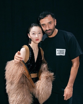 Châu Đông Vũ đại diện cho vẻ đẹp châu Á hiện đại, cùng với tinh thần trẻ trung, hết mực cá tính.Giám đốc sáng tạo Riccardo Tisci và nữ diễn viên chụp hình cùng nhau trong show Burberry tổ chức vào năm 2019