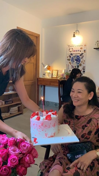 Mai Anh tổ chức sinh nhật cho mẹ tại Hội An