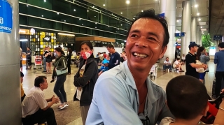 Việt Kiều về ăn Tết: Một người về, chục người đón trong hạnh phúc ở Tân Sơn Nhất - ảnh 7