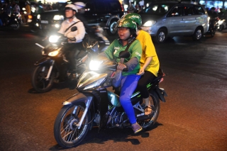 Dân nhậu Sài Gòn sợ CSGT bắt thổi nồng độ cồn: Xe ôm công nghệ nổ cuốc liên miên - ảnh 4