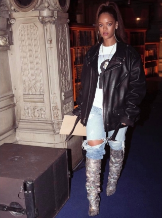 Đôi giày ‘nỗi đau thời trang’ của Rihanna có giá 10,000 đô la (235,084,290 VNĐ).