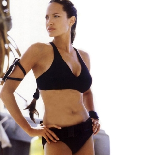 Hình ảnh Jolie hiếm hoi diện bikini trong một bộ phim với vòng một đầy đặn hút mắt