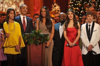Jennifer Hudson, Victoria Justice và Justin Bieber đứng trong một khung hình với ông Obama vào năm 2011. Nếu là năm 2020, chúng ta không thể biết được Justin Bieber có còn mặc vest nữa không.