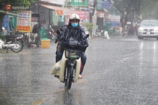 Ảnh: Cơn mưa vàng xối xả giải nhiệt cho Sài Gòn từ sáng sớm, chấm dứt chuỗi ngày nắng nóng kinh hoàng - Ảnh 1.