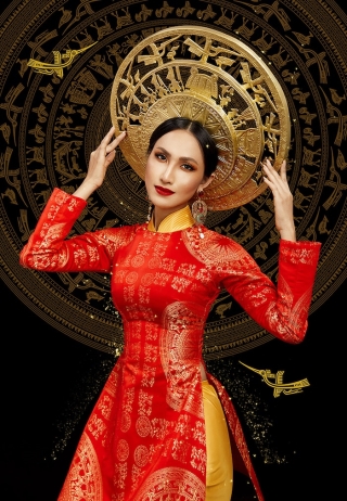 Hoài Sa từng phủ đỏ hành trình Miss International Queen 2020 bằng tông màu đỏ thông qua nhiều bộ trang phục khác nhau.