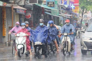 Ảnh: Cơn mưa vàng xối xả giải nhiệt cho Sài Gòn từ sáng sớm, chấm dứt chuỗi ngày nắng nóng kinh hoàng - Ảnh 10.