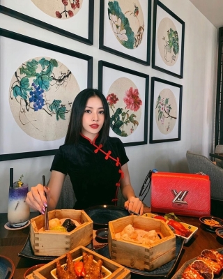 Chi Pu dịu dàng, yểu điệu trong trang phục xường xám truyền thống của phụ nữ Trung Quốc khi đi ăn trưa tại môt nhà hàng