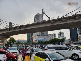Đường phố Sài Gòn ngập lênh láng sau cơn mưa lớn, người dân khổ sở dắt xe lội nước trên đường - Ảnh 2.