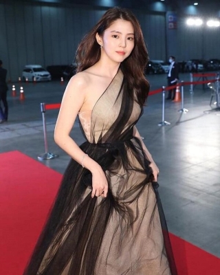 “Tiểu Song Hye Kyo” xuất hiện tại thảm đỏ lễ trao giải Baeksang 2020 với kiểu váy lệch vai thu hút sự chú ý của truyền thông