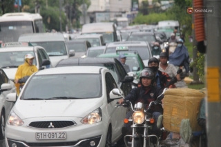 Đường phố Sài Gòn ngập lênh láng sau cơn mưa lớn, người dân khổ sở dắt xe lội nước trên đường - Ảnh 4.