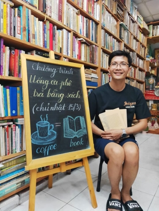 Độc đáo quán cà phê cho khách trả tiền bằng sách ở Sài Gòn - Ảnh 2.