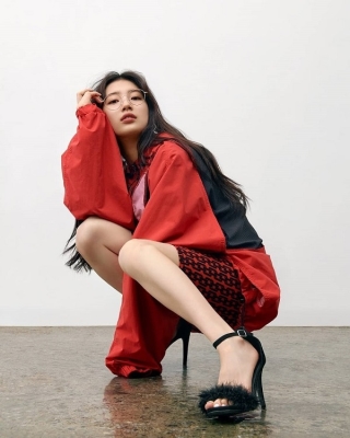 Nữ diễn viên sinh năm 1994 là gương mặt mẫu quen thuộc cho các hãng thời trang nội địa của Hàn Quốc từ quần áo cho đến mỹ phẩm làm tóc, nails.v.v..v
