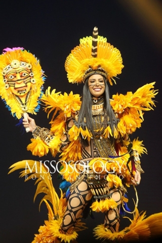 Brazil vẫn trung thành với ý tưởng văn hóa lễ hội Carnival trong từng bộ trang phục dân tộc.