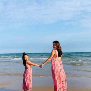 Những chiếc váy hai dây được người đẹp lựa chọn cho cả mình và bé. Đây là trang phục phù hợp cho các bạn gái khi đi biển trong mùa hè năm nay.