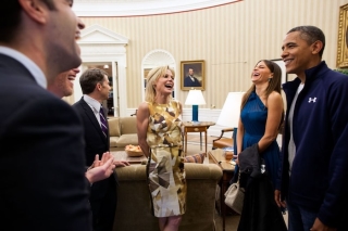Dàn diễn viên trong bộ phim sitcom của ABC ‘Modern Family’ cười đùa với tổng thống trong chuyến thăm Nhà Trắng năm 2012.