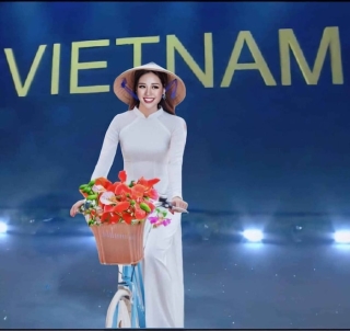 Một trong những hình ảnh mà fan mong muốn được nhìn thấy tại Miss Universe 2020: Khánh Vân sẽ mặc áo dài truyền thống vừa dịu dàng, vừa e ấp đúng chuẩn người con gái Việt Nam.