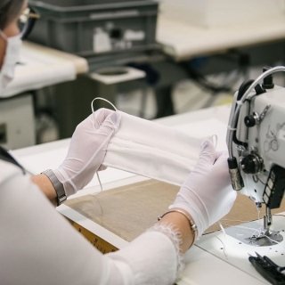 Các nhân viên may mặc Louis Vuitton nhanh chóng sản xuất các khẩu trang vải kháng khuẩn gửi đến nơi tuyến đầu của các bệnh viện lớn