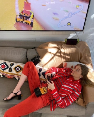 Gigi Hadid dùng phòng khách nhà mình tự lên concept cho trang phục mà Chanel gửi đến nhà cô
