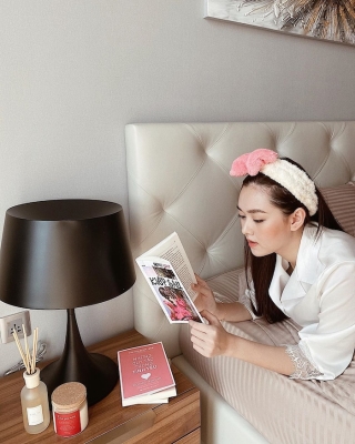 Á hậu Tường San khoe gương mặt hồng hào và tươi tắn. Người đẹp dành thời gian thư giãn, đọc sách tại nhà.