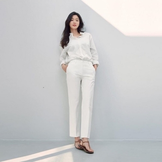 Kể cả là gương mặt đại diện cho các thương hiệu quần áo, Jun Ji Huyn cũng chọn phong cách tối giản biểu hiện rõ ràng ở sự giản lược tối đa họa tiết, chỉ một màu và không thêm thắt bất kì phụ kiện nào