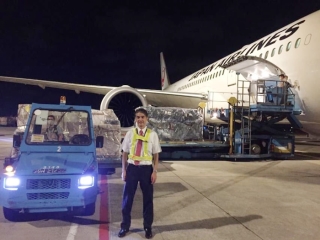 Phó tổng giám đốc hãng hàng không Japan Airlines vui mừng khi chào đón máy thở MV20 về với Việt Nam.
