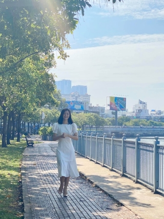 Á hậu Kiều Loan diện váy trắng sải bước vui tươi xuống phố.