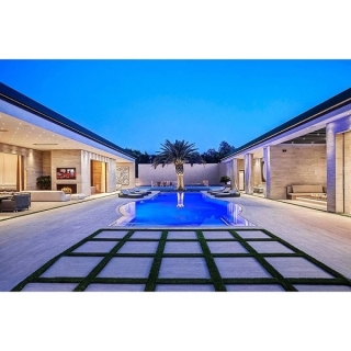 Vườn nhà của Kylie Jenner với hồ bơi to thông thoáng tạo cảm giác thoải mái khi ngồi trong phòng khách mà như ngồi ngoài trời