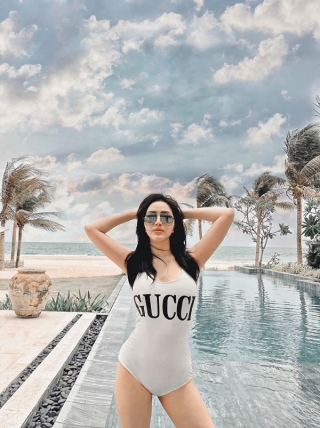 Trước đó, người đẹp cũng từn pose dáng bên cạnh hồ bơi trong thiết kế đồ bơi một mảnh có logo Gucci đầy gợi cảm