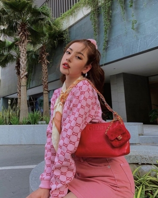 Chi Pu luôn “nhạy trend” với mọi xu hướng, cô cũng nhanh chóng khoác trên mình set đồ “chanh xả” của các thương hiệu quốc tế mix đồ với tone đỏ và hồng sao cho đẹp nhất