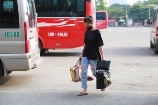 Người dân mang nhiều hành lý tranh thủ về quê trong kỳ nghỉ lễ kéo dài 4 ngày
