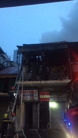 Vừa cháy 3 hôm trước, ngôi nhà 2 tầng ở phố Hàng Ngang lại bốc cháy lúc rạng sáng nay - Ảnh 1.