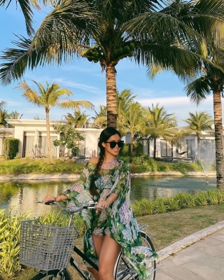 Em chồng Hà Tăng chứng tỏ gu thời trang “mặn mà” của mình, hết lăng xê họa tiết baroque của nhà mốt Versace, cô nàng tiếp tục bắt sóng với trang phục “đậm chất” nhiệt đới hoa lá cành của nhãn hàng D&G