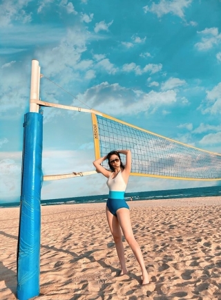 Hình ảnh mới nhất của nữ ca sĩ trong thiết kế monikini khoe chân dài thẳng tắp trên bãi biển