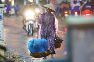 5h chiều bầu trời Hà Nội bất ngờ tối sầm, người đi đường vội vàng về nhà trong cơn mưa giờ cao điểm - Ảnh 19.